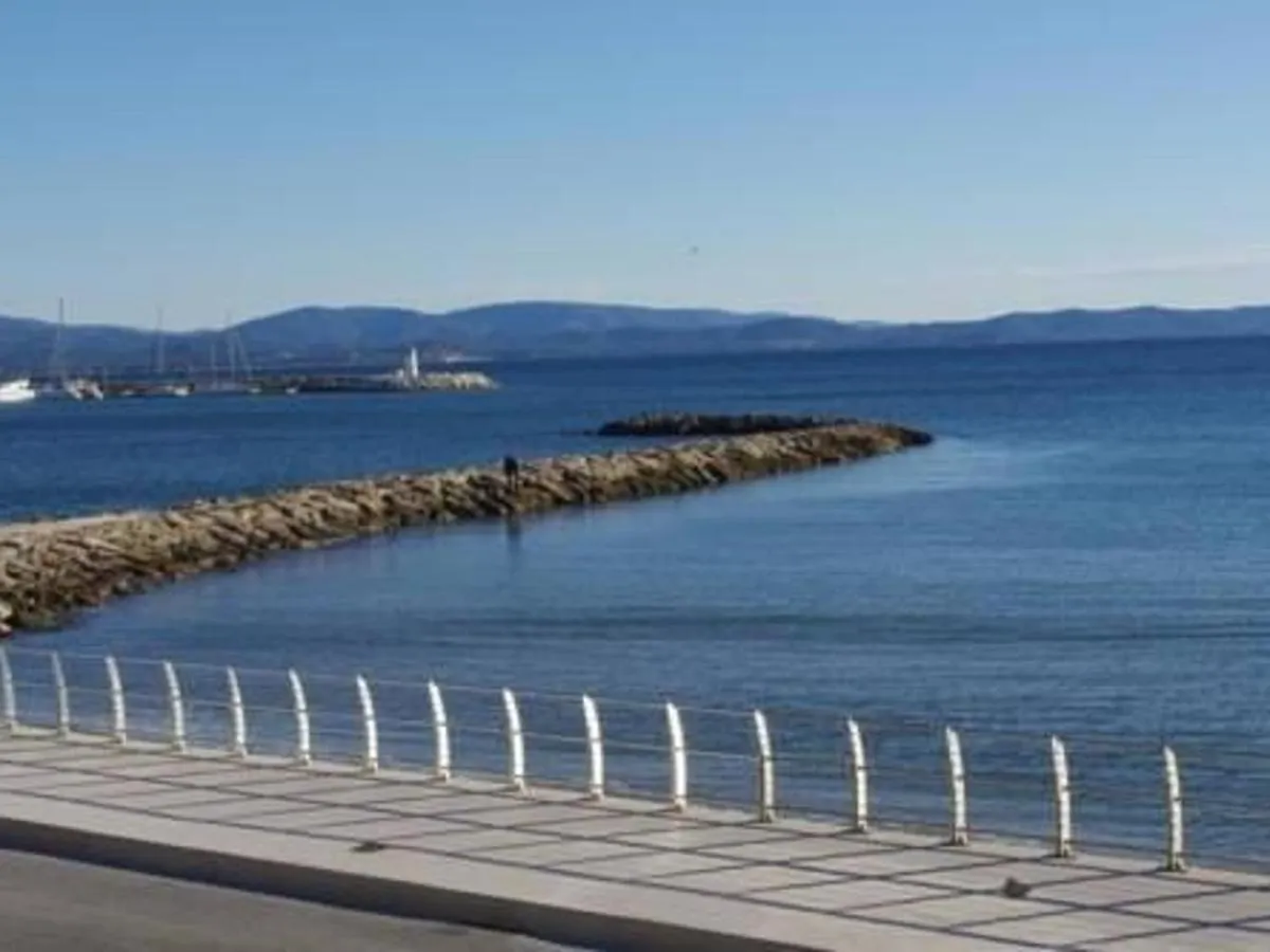 Appartement A Hyeres Avec Parking, Veranda Et Cuisine Equipee - Fr-1-335-177 France