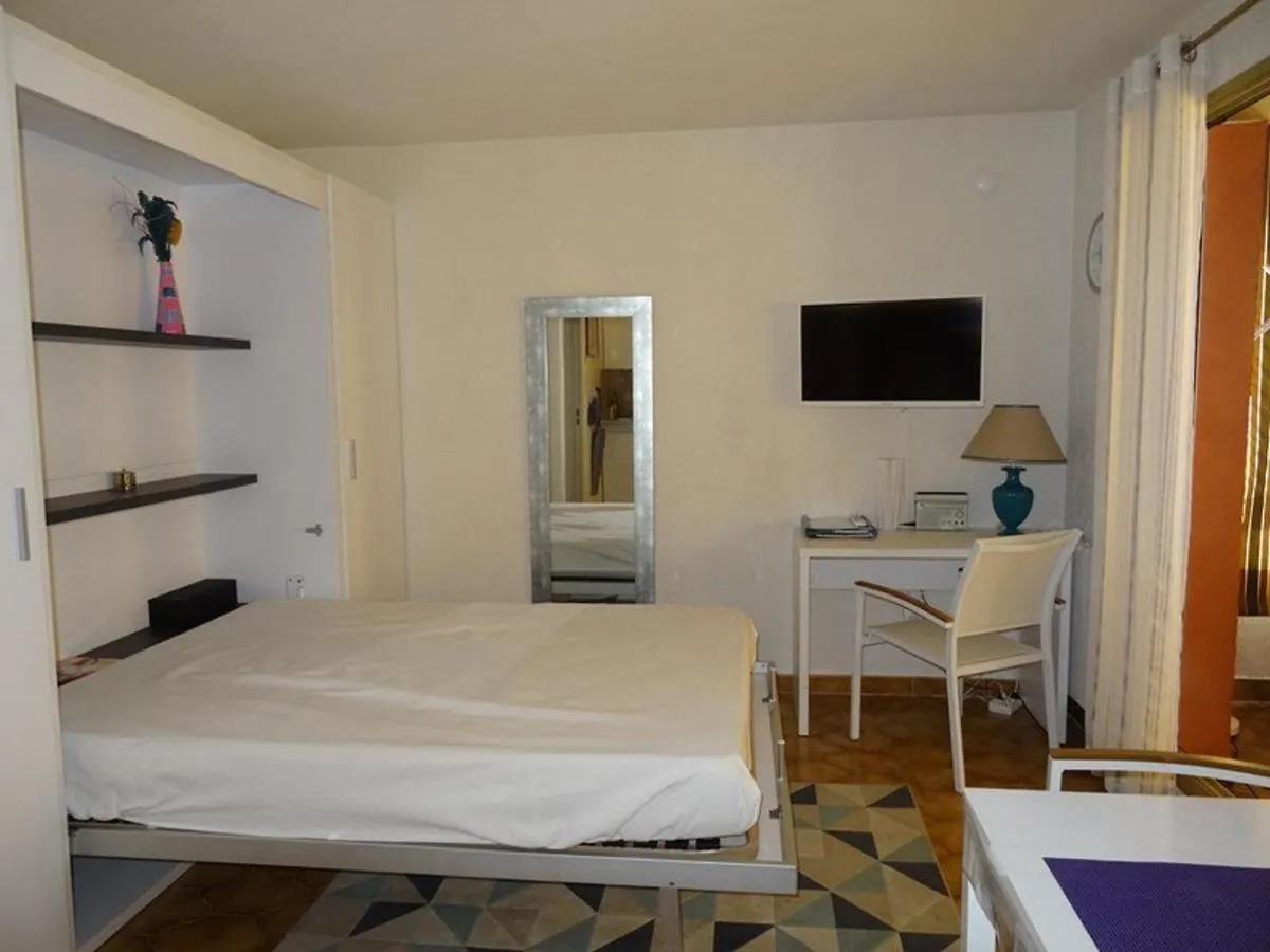 Appartement A Hyeres Avec Parking, Veranda Et Cuisine Equipee - Fr-1-335-177 0*,