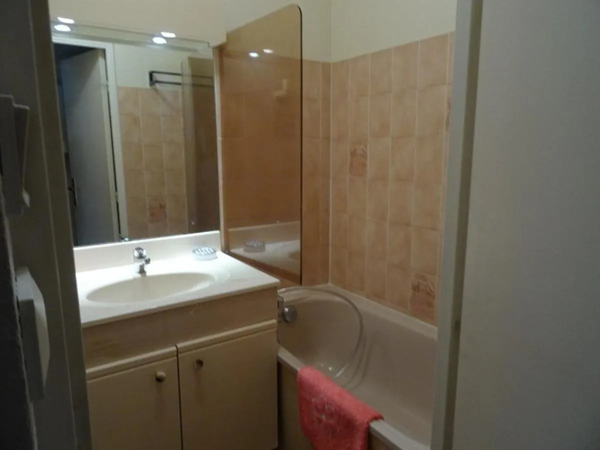 Appartement A Hyeres Avec Parking, Veranda Et Cuisine Equipee - Fr-1-335-177